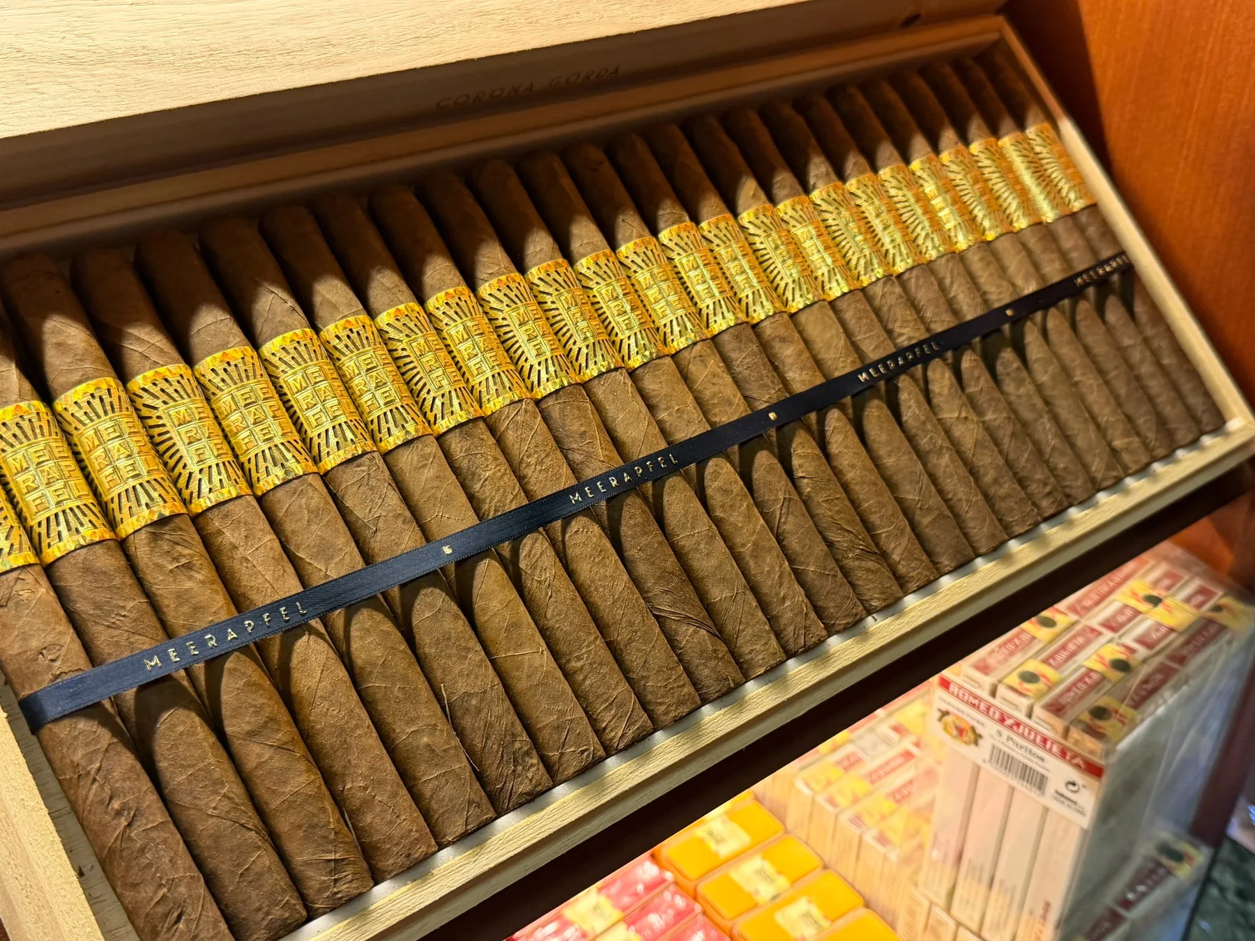 Meerapfel cigars arranged in an open box