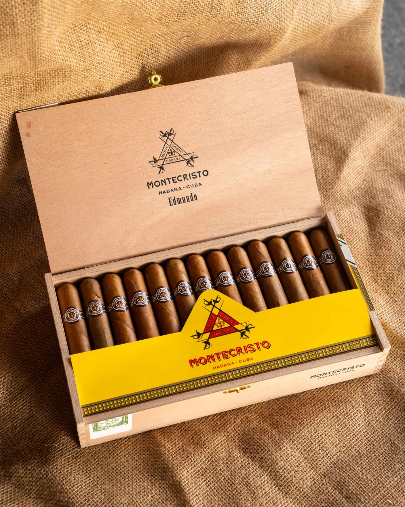 Open Montecristo Edmundo cigar box