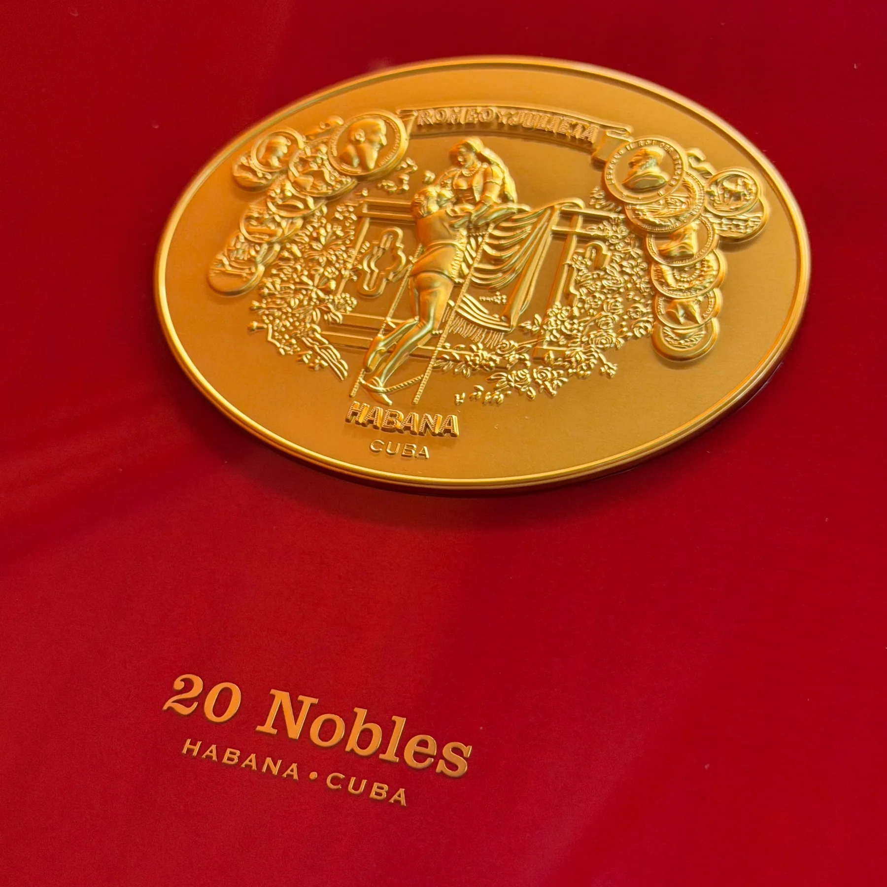 Romeo y Julieta cigar box with gold crest